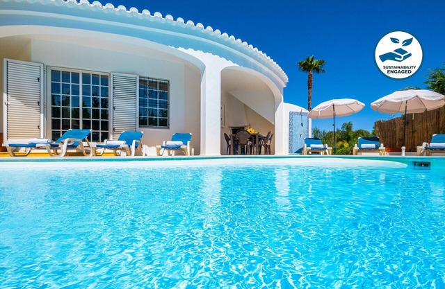 Charming villa w/BBQ near beach, Armação