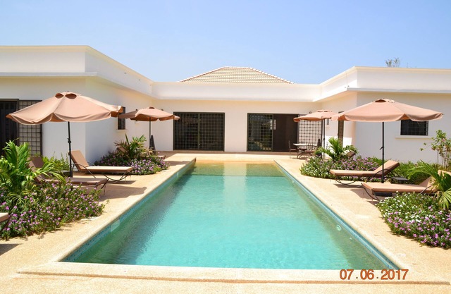Charming villa with 5 bedrooms, 4 bathrooms with swimming pool and magnificent tropical garden.