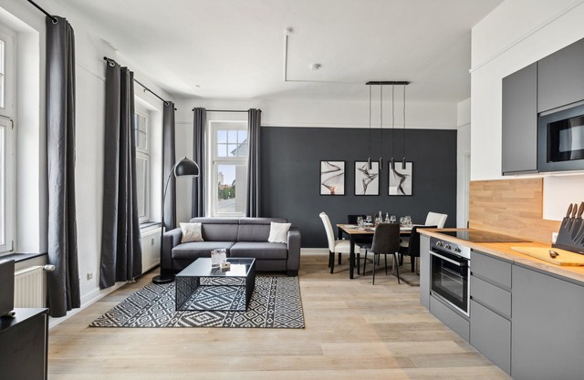 Charysma: Jewel in anthracite | elegant | stylish | 5 min walk to the old town