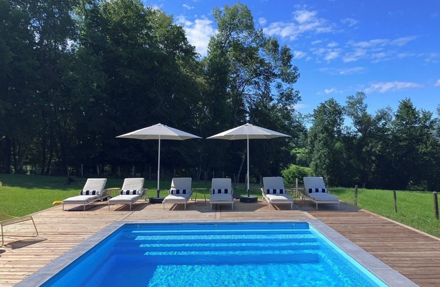 Chateau: 4-bedroom bed & breakfast with pool in Arette.