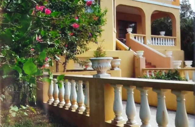 Chateau Getaway Bermy Style -SLEEPS 4- 2 Bed1 Bath