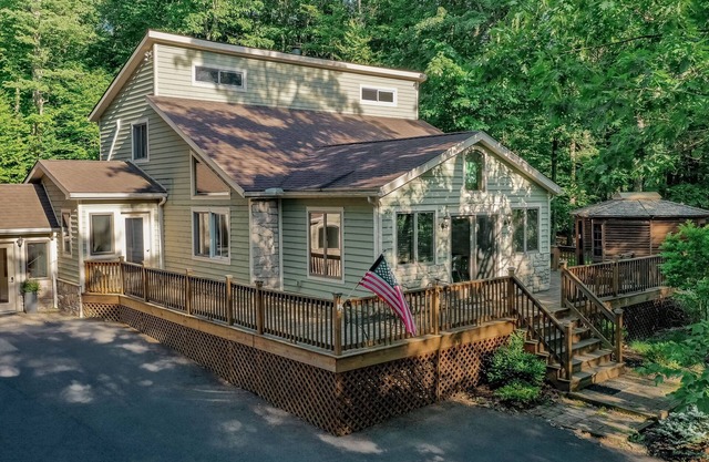 Chateau Relaxo | Lake Access & Hot Tub + Large Yard