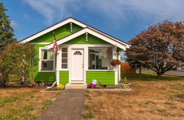 Cheerful 2 Bedroom, 1.5 Bath, Hot Tub w/Yard Ranch