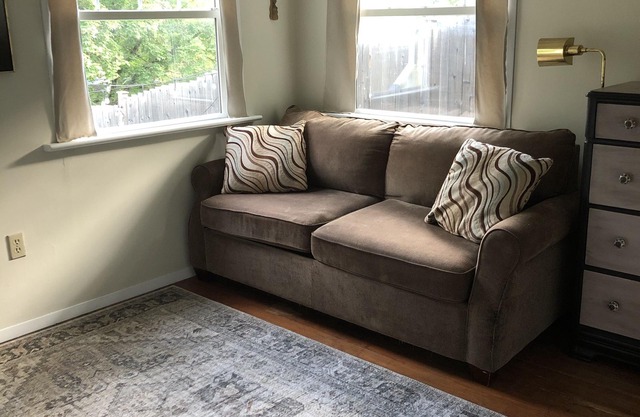 Cheerful 2 bedroom, large bright kitchen with cuddly kitties!