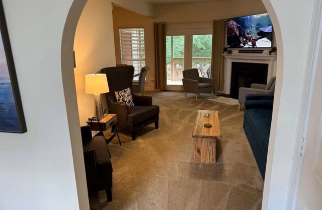 Cheerful 2 bedroom townhouse with fireplace