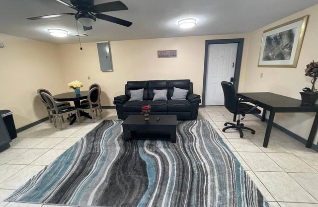 Cheerful 3 Bed Room Residential home in a Quiet City, Lyons GA