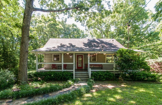 Cheerful 3 Bedroom Cabin in the Trees with 2 KINGS