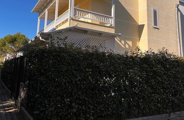 Cheerful 3-bedroom beach villa within green.