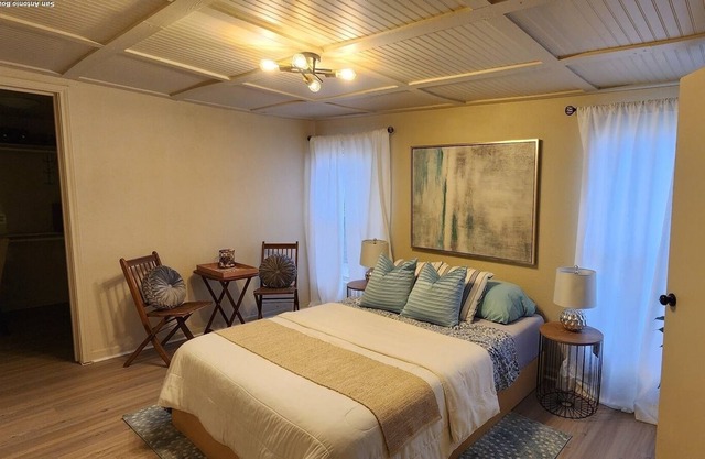 Cheerful 4 bdr home + parking, nearing downtown SA