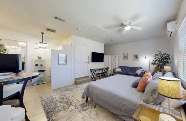Cheerful & Charming Studio Apartment ~ 4 miles to Texas A&M and Expo Center