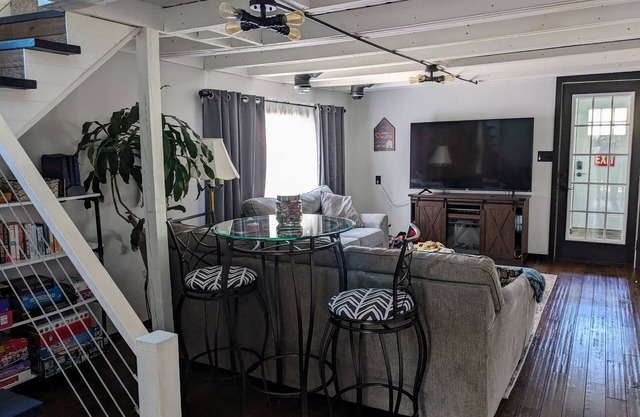 Cheerful & cozy 3 bedroom cottage near lake with hot tub