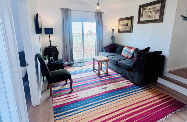 Cheerful Farmhouse Apartment!