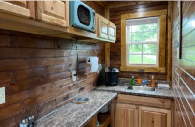 Cheerful Lake Front Tiny Home