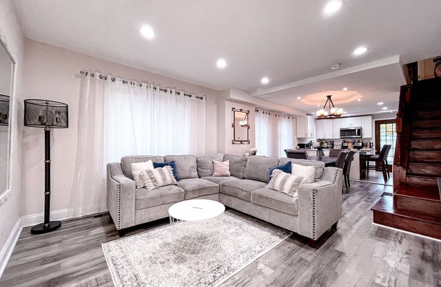 Cheerful & Modern Home w/a Walkout Deck Area