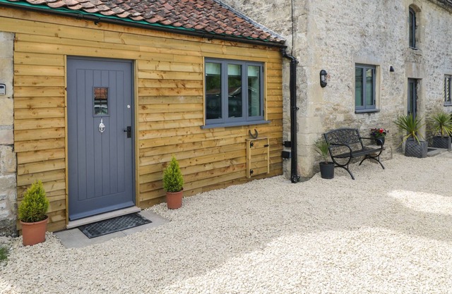 CHEQUERS BARN, family friendly, character holiday cottage in Corsham