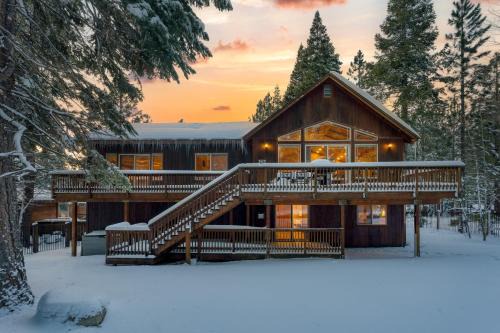 Cherry Hills Spacious Tahoe Cabin with Deck Fireplace Open Interiors