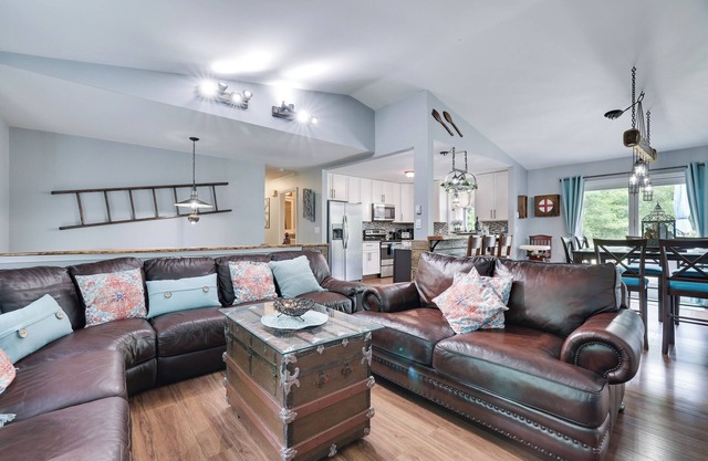 Cherry Lane Sanctuary, Rustic Retreat on 6 Acres with Sauna/Hot Tub/Pool/Golf