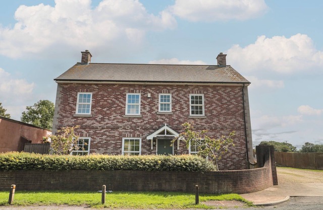 CHERRY TREE HOUSE, family friendly, with a garden in Highbridge