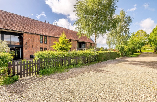 Chestnut Barn - Two Bedroom House, Sleeps 4