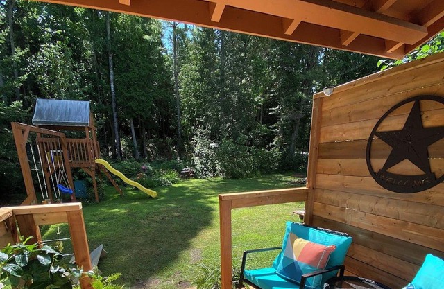 Chic 1 bedrm studio apt with kitchenette on Blue Sea Lake 200m from bike path