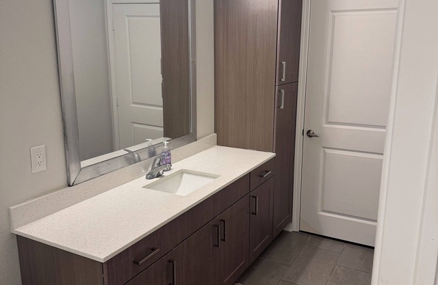 Chic 1BR in Daytona Beach- 24hr gym, pool & grill Near Beach, Speedway & Stadium