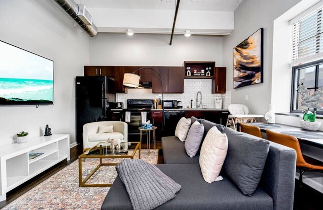 Chic 1BR Near Arrowhd & TMobile Parking, Rooftop