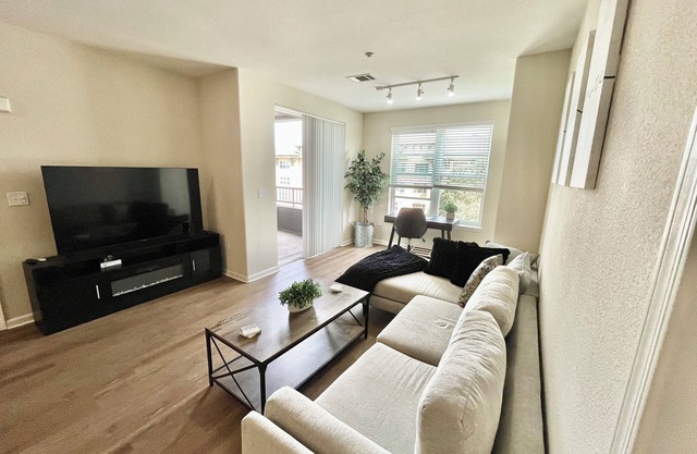 Chic 2-bedroom apartment with WiFi, AC in marvelous San Bruno 5 min from SFO