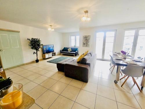 Chic 2BR easy access to the train station-2b