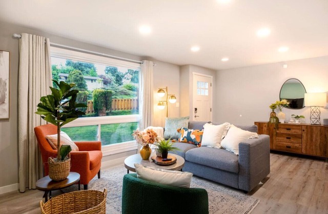Chic 3BR+2BA Duplex w/Serene View+BBQ near airport