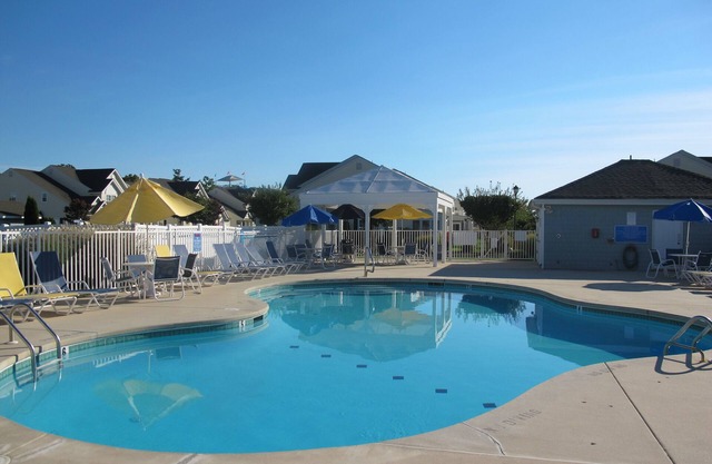Chic 4BR, 3.5BA/2 King Suites. Near Beach, Dining & Shops. Pool and tennis too!