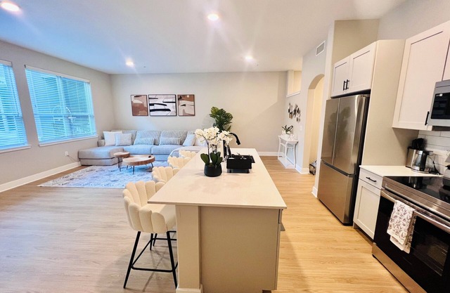 Chic Apartment Facing Towson Mall