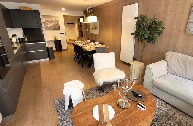 Chic apartment for 6, village center, near amenities