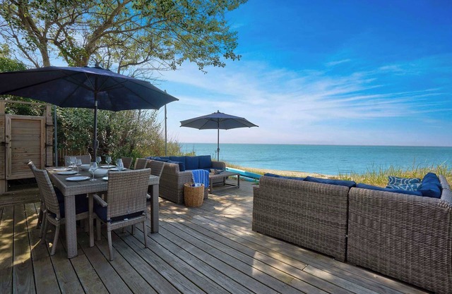 Chic Beach House Waterfront, Vineyards, Hot Tub