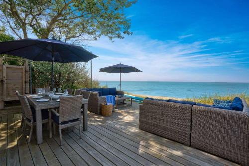Chic Beach House: Waterfront, Vineyards, Hot Tub