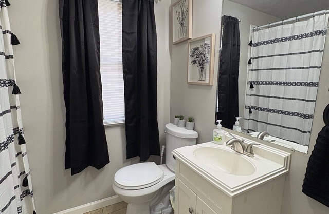 Chic & Cozy 2BR, Walk to Notre Dame Fun!