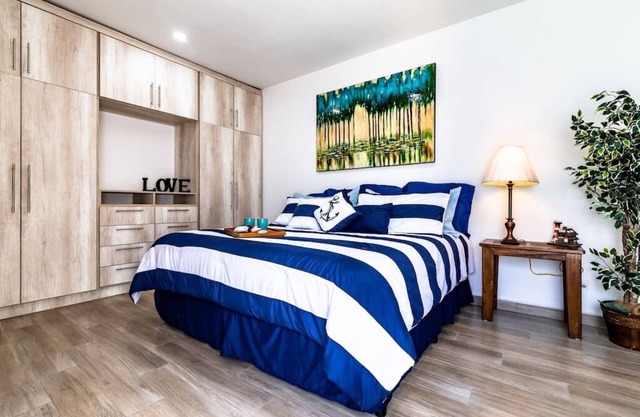 Chic Home, Security, King Bed, Wheelchair Access, WiFi, Hot tub