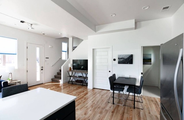 Chic Indigo Digs : 3 BR,Cool Kitchen, Zen Patio!