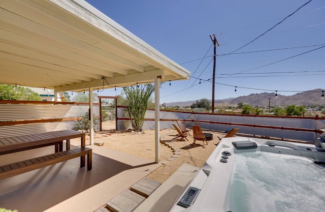 Chic Joshua Tree Retreat w/Private Hot Tub!