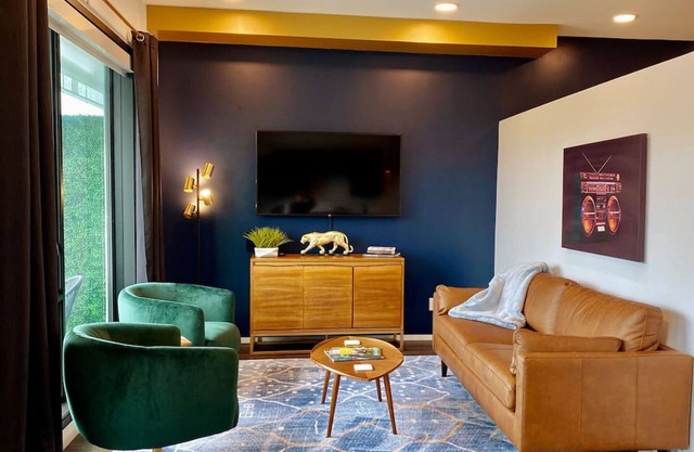 CHIC Modern Nashville Condo ★ POOL, PATIO, PARKING