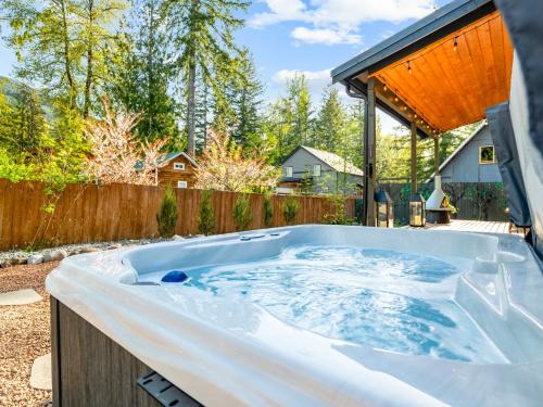 Chic Mt Rainier Escape Hot Tub Firepit