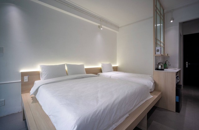 Chic Studio for 3 Guests with Private Balcony, Fast WiFi in vibrant Hồ Chí Minh