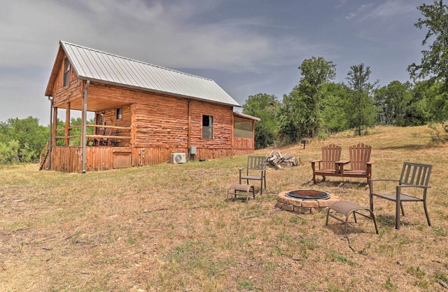 Chic Thorndale Cabin w/Fire Pit & Paddleboat!
