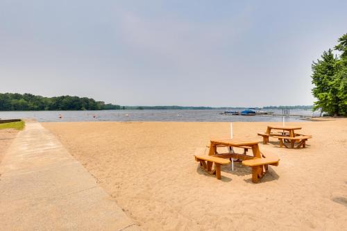 Chippewa Lake Cottage with Fire Pit!