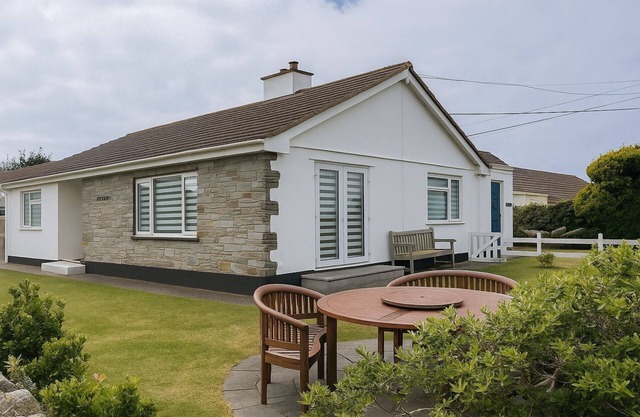 Chyvounder, Sennen - sleeps 6 guests in 3 bedrooms