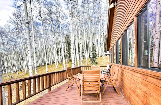 Cimarron Cabin: Wraparound Deck & Mountain Views!