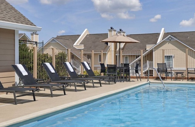 Cincinnati Getaway! 2 Spacious Units, Full Kitchen, Pool, FREE Parking & Bfast!