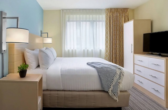 City Break! Spacious Rooms w/Perfect Central Locale near Canal Street