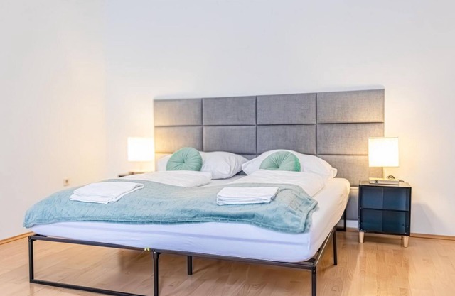 City-Linked 2BR Apartment Near Wiener Stadthalle