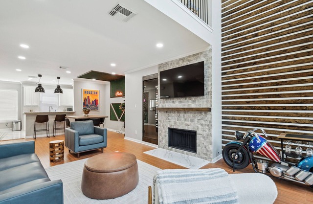 Cityscape Loft: 5 minutes to Downtown Garage FREE Parking MED Ctr NRG