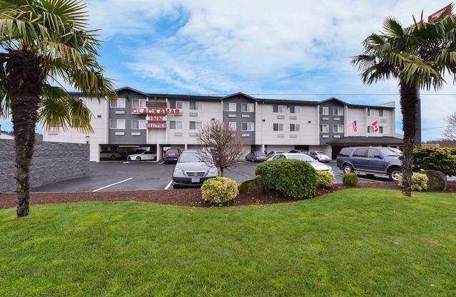 Clackamas Inn & Suites